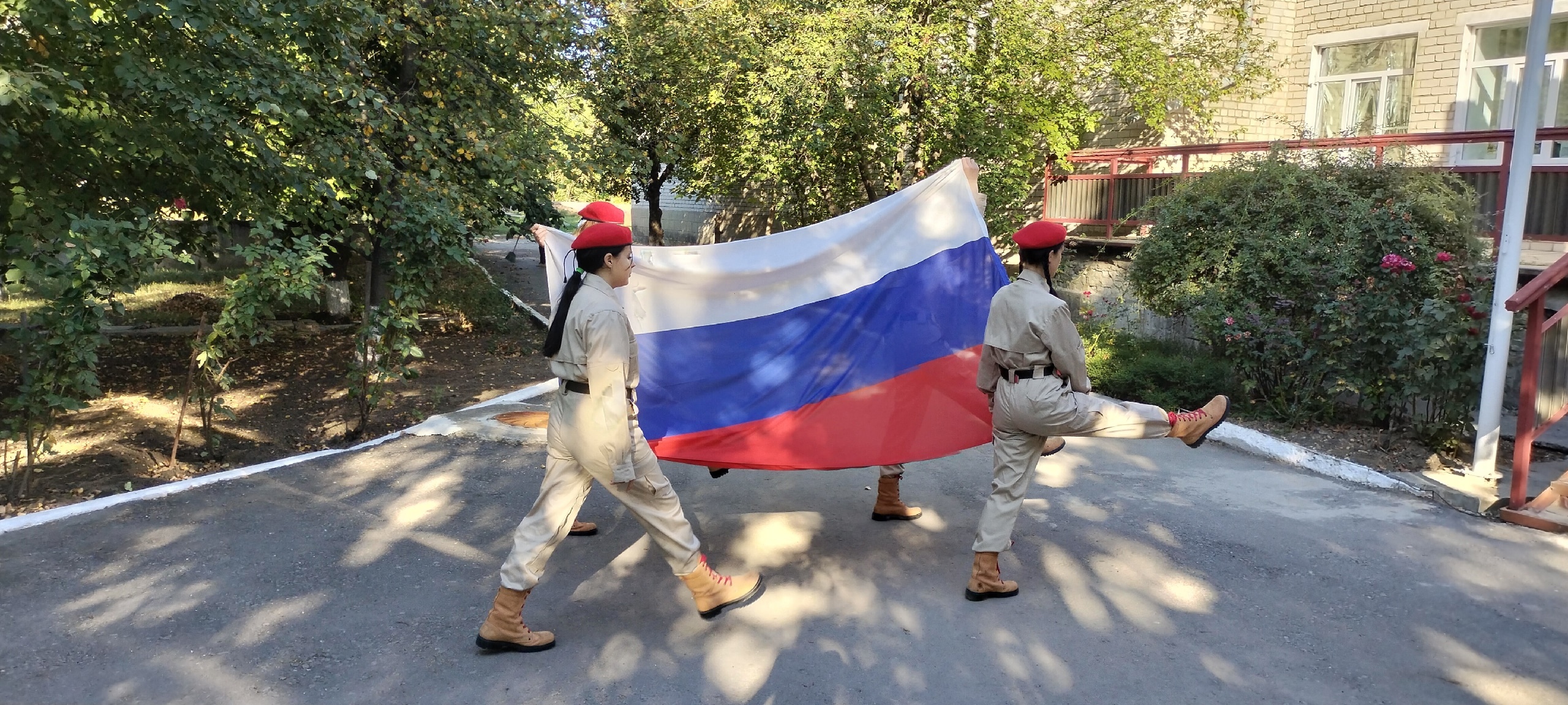 Торжественное поднятие государственного флага под гимн Российской Федерации.